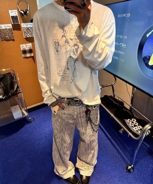 FreeZone(フリーゾーン)の「ゴシックアートプリント ヘンリーネック シアーロング T(Tシャツ/カットソー・メンズ・ホワイト/ブラック・F)」の15枚目の写真