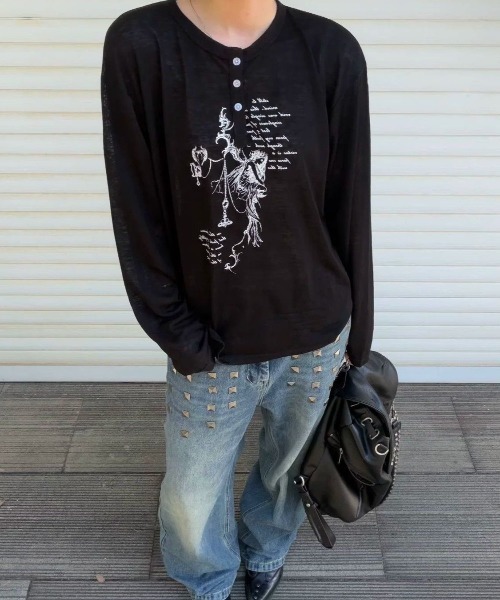 FreeZone(フリーゾーン)の「ゴシックアートプリント ヘンリーネック シアーロング T(Tシャツ/カットソー・メンズ・ホワイト/ブラック・F)」の16枚目の写真