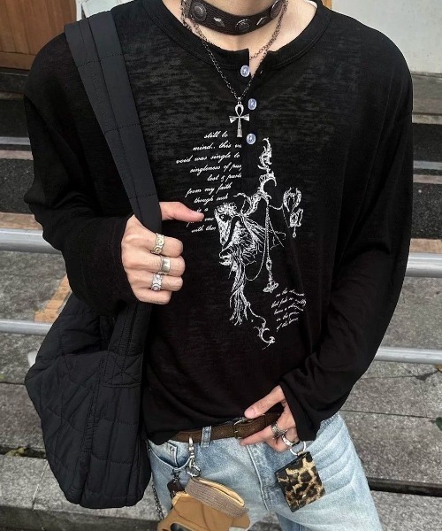 FreeZone(フリーゾーン)の「ゴシックアートプリント ヘンリーネック シアーロング T(Tシャツ/カットソー・メンズ・ホワイト/ブラック・F)」の17枚目の写真