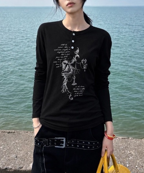 FreeZone(フリーゾーン)の「ゴシックアートプリント ヘンリーネック シアーロング T(Tシャツ/カットソー・メンズ・ホワイト/ブラック・F)」の22枚目の写真