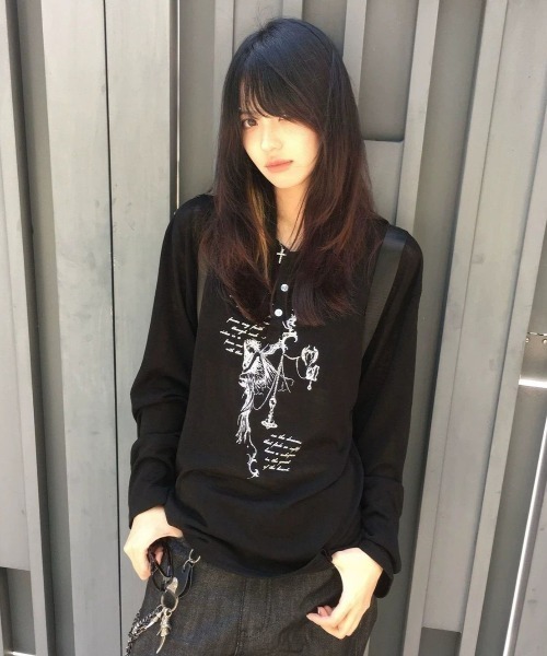 FreeZone(フリーゾーン)の「ゴシックアートプリント ヘンリーネック シアーロング T(Tシャツ/カットソー・メンズ・ホワイト/ブラック・F)」の7枚目の写真
