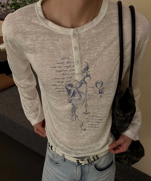 FreeZone(フリーゾーン)の「ゴシックアートプリント ヘンリーネック シアーロング T(Tシャツ/カットソー・メンズ・ホワイト/ブラック・F)」の10枚目の写真