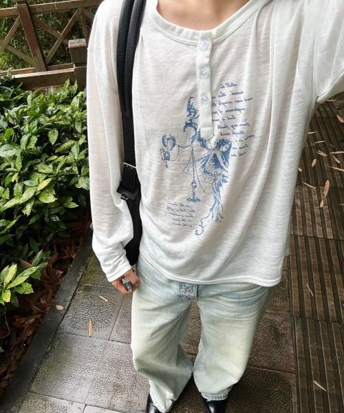 FreeZone(フリーゾーン)の「ゴシックアートプリント ヘンリーネック シアーロング T(Tシャツ/カットソー・メンズ・ホワイト/ブラック・F)」の4枚目の写真