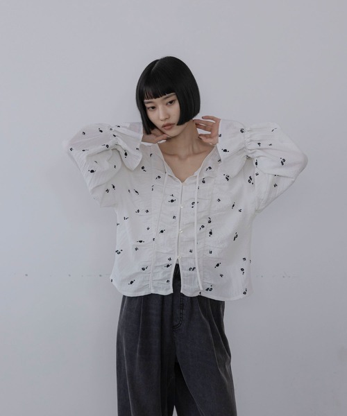LOWRYS FARM(ローリーズファーム)の「シャーリングシシュウブラウス シャーリングシシュウブラウス(シャツ/ブラウス・レディース・ホワイト/ブラック/エンジ/ボルドー・FREE)」の1枚目の写真