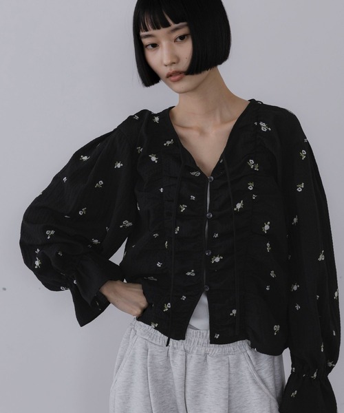 LOWRYS FARM(ローリーズファーム)の「シャーリングシシュウブラウス シャーリングシシュウブラウス(シャツ/ブラウス・レディース・ホワイト/ブラック/エンジ/ボルドー・FREE)」の2枚目の写真
