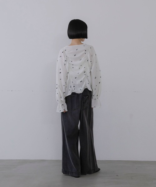 LOWRYS FARM(ローリーズファーム)の「シャーリングシシュウブラウス シャーリングシシュウブラウス(シャツ/ブラウス・レディース・ホワイト/ブラック/エンジ/ボルドー・FREE)」の8枚目の写真