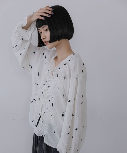 LOWRYS FARM(ローリーズファーム)の「シャーリングシシュウブラウス シャーリングシシュウブラウス(シャツ/ブラウス・レディース・ホワイト/ブラック/エンジ/ボルドー・FREE)」の9枚目の写真