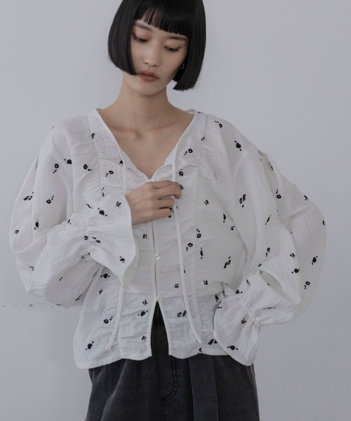 LOWRYS FARM(ローリーズファーム)の「シャーリングシシュウブラウス シャーリングシシュウブラウス(シャツ/ブラウス・レディース・ホワイト/ブラック/エンジ/ボルドー・FREE)」の10枚目の写真