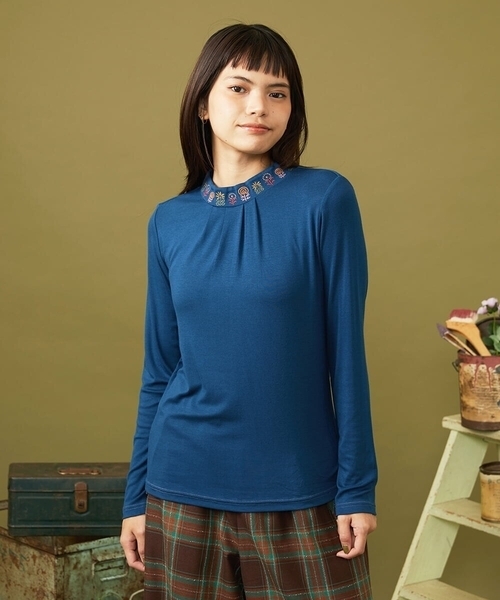 Jocomomola(ホコモモラ)の「レーヨンベアフライス フラワー刺繍ハイネックカットソー(Tシャツ/カットソー・レディース・アイボリー/ブラック/ピンク/ブルー・40)」の3枚目の写真