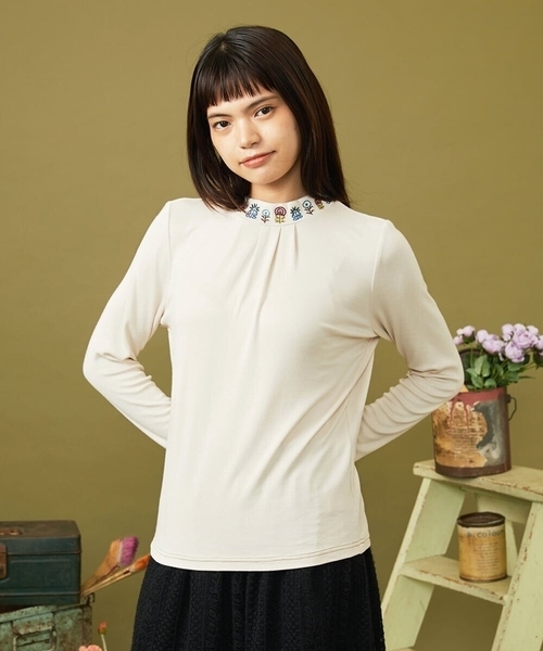 Jocomomola(ホコモモラ)の「レーヨンベアフライス フラワー刺繍ハイネックカットソー(Tシャツ/カットソー・レディース・アイボリー/ブラック/ピンク/ブルー・40)」の2枚目の写真