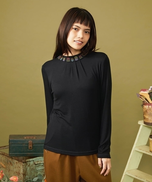 Jocomomola(ホコモモラ)の「レーヨンベアフライス フラワー刺繍ハイネックカットソー(Tシャツ/カットソー・レディース・アイボリー/ブラック/ピンク/ブルー・40)」の1枚目の写真