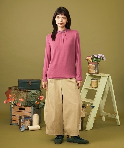Jocomomola(ホコモモラ)の「レーヨンベアフライス フラワー刺繍ハイネックカットソー(Tシャツ/カットソー・レディース・アイボリー/ブラック/ピンク/ブルー・40)」の5枚目の写真