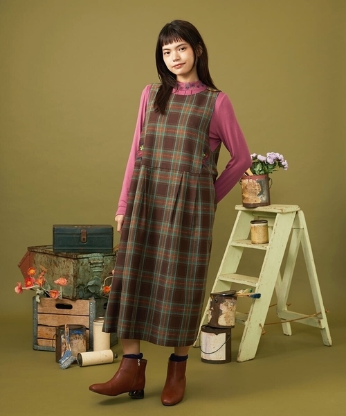 Jocomomola(ホコモモラ)の「レーヨンベアフライス フラワー刺繍ハイネックカットソー(Tシャツ/カットソー・レディース・アイボリー/ブラック/ピンク/ブルー・40)」の6枚目の写真