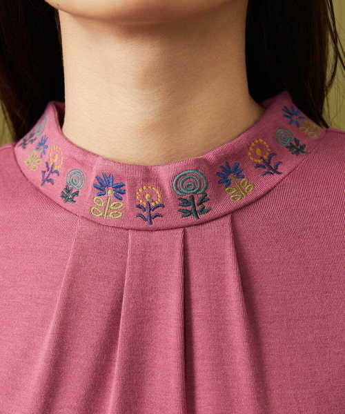 Jocomomola(ホコモモラ)の「レーヨンベアフライス フラワー刺繍ハイネックカットソー(Tシャツ/カットソー・レディース・アイボリー/ブラック/ピンク/ブルー・40)」の9枚目の写真