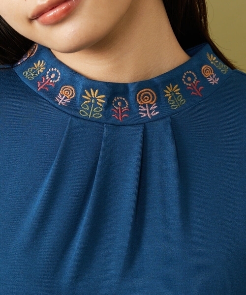 Jocomomola(ホコモモラ)の「レーヨンベアフライス フラワー刺繍ハイネックカットソー(Tシャツ/カットソー・レディース・アイボリー/ブラック/ピンク/ブルー・40)」の16枚目の写真
