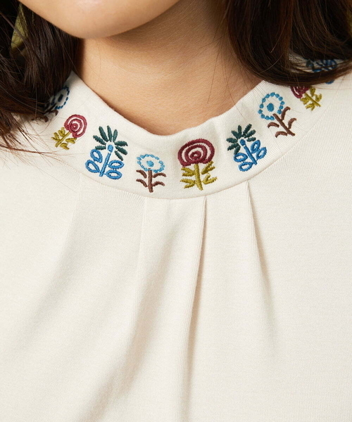 Jocomomola(ホコモモラ)の「レーヨンベアフライス フラワー刺繍ハイネックカットソー(Tシャツ/カットソー・レディース・アイボリー/ブラック/ピンク/ブルー・40)」の22枚目の写真
