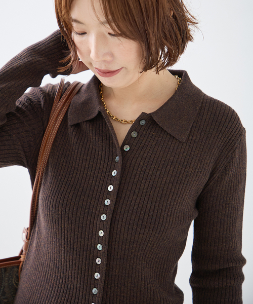 journal standard L'essage（ジャーナルスタンダードレサージュ）の「フロントボタン襟付きリブニット（ニット/セーター・レディース・ブラウン/ブラック・FREE）」の2枚目の写真
