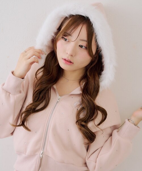 continuer de NICE CLAUP（コンティニューデナイスクラップ）の「ラインストーンショートファーPK（パーカー・レディース・ピンク/オフホワイト/サックスブルー/トップグレー/ブラック・FREE）」の5枚目の写真