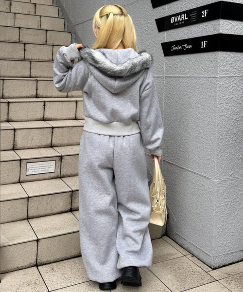 continuer de NICE CLAUP（コンティニューデナイスクラップ）の「ラインストーンショートファーPK（パーカー・レディース・ピンク/オフホワイト/サックスブルー/トップグレー/ブラック・FREE）」の9枚目の写真
