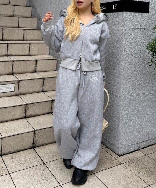 continuer de NICE CLAUP（コンティニューデナイスクラップ）の「ラインストーンショートファーPK（パーカー・レディース・ピンク/オフホワイト/サックスブルー/トップグレー/ブラック・FREE）」の10枚目の写真