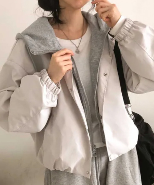 VIVID LADY（ビビッドレディー）の「フードドッキング レイヤード風 ショートブルゾン（ブルゾン・レディース・アイボリー/ブラック・FREE）」の3枚目の写真