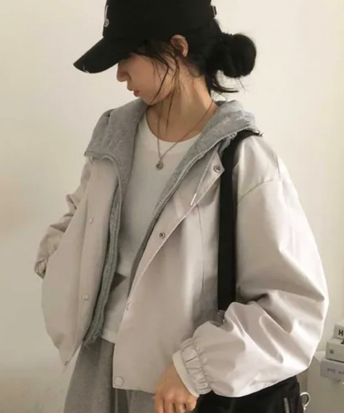 VIVID LADY（ビビッドレディー）の「フードドッキング レイヤード風 ショートブルゾン（ブルゾン・レディース・アイボリー/ブラック・FREE）」の10枚目の写真