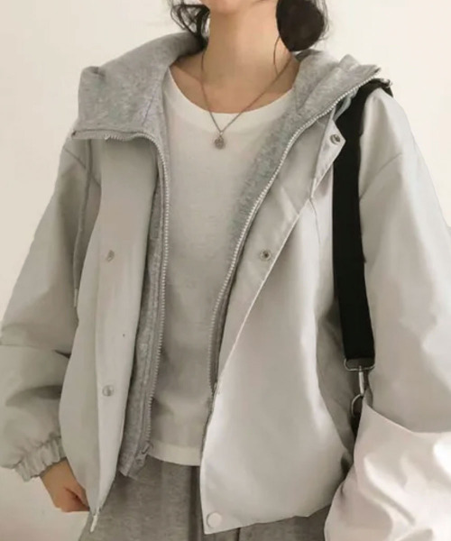 VIVID LADY（ビビッドレディー）の「フードドッキング レイヤード風 ショートブルゾン（ブルゾン・レディース・アイボリー/ブラック・FREE）」の12枚目の写真