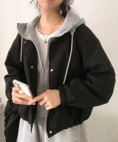 VIVID LADY（ビビッドレディー）の「フードドッキング レイヤード風 ショートブルゾン（ブルゾン・レディース・アイボリー/ブラック・FREE）」の15枚目の写真