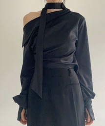 オフショルダーデザイントップス