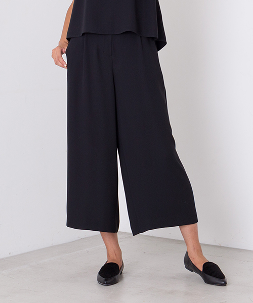 NATURAL BEAUTY BASIC(ナチュラルビューティーベーシック)の「キャミ×ワイドパンツセットアップ パンツ(その他パンツ・レディース・ダークベージュ/ブラック・MEDIUM/SMALL/X-SMALL)」の1枚目の写真