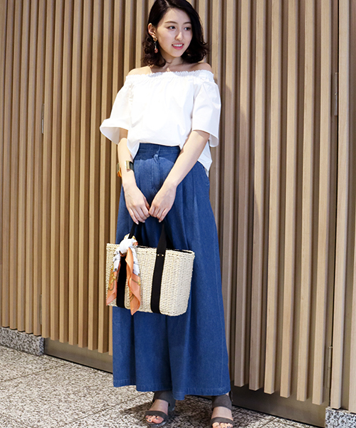 N.（N. Natural Beauty Basic）（エヌエヌナチュラルビューティーベーシック）の「◆ギャザーオフショルダーブラウス（シャツ/ブラウス・レディース・ホワイト/ブラック・MEDIUM）」の4枚目の写真