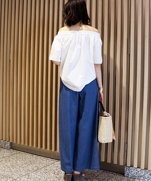 N.（N. Natural Beauty Basic）（エヌエヌナチュラルビューティーベーシック）の「◆ギャザーオフショルダーブラウス（シャツ/ブラウス・レディース・ホワイト/ブラック・MEDIUM）」の6枚目の写真
