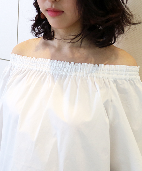 N.（N. Natural Beauty Basic）（エヌエヌナチュラルビューティーベーシック）の「◆ギャザーオフショルダーブラウス（シャツ/ブラウス・レディース・ホワイト/ブラック・MEDIUM）」の7枚目の写真