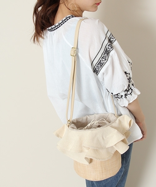 PAGEBOY（ページボーイ）の「フリルバッグ（ショルダーバッグ・レディース・オフホワイト/グレー系その他・FREE）」の2枚目の写真