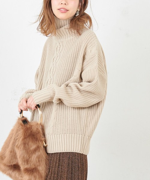 natural couture(ナチュラルクチュール)の「ケーブル編みタートル(ニット/セーター・レディース・ブラック/ベージュ/パープル/オフホワイト/グリーン/ボルドー・FREE)」の3枚目の写真