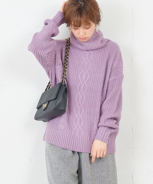 natural couture(ナチュラルクチュール)の「ケーブル編みタートル(ニット/セーター・レディース・ブラック/ベージュ/パープル/オフホワイト/グリーン/ボルドー・FREE)」の5枚目の写真
