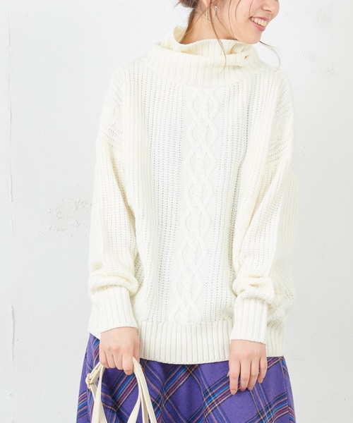 natural couture(ナチュラルクチュール)の「ケーブル編みタートル(ニット/セーター・レディース・ブラック/ベージュ/パープル/オフホワイト/グリーン/ボルドー・FREE)」の1枚目の写真