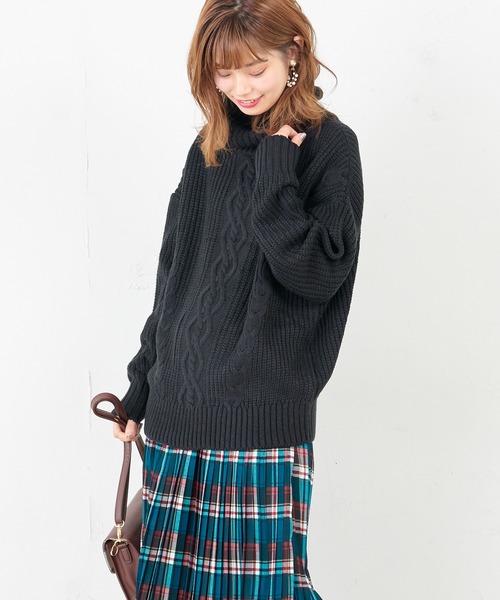 natural couture(ナチュラルクチュール)の「ケーブル編みタートル(ニット/セーター・レディース・ブラック/ベージュ/パープル/オフホワイト/グリーン/ボルドー・FREE)」の2枚目の写真