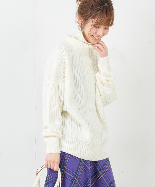 natural couture(ナチュラルクチュール)の「ケーブル編みタートル(ニット/セーター・レディース・ブラック/ベージュ/パープル/オフホワイト/グリーン/ボルドー・FREE)」の9枚目の写真