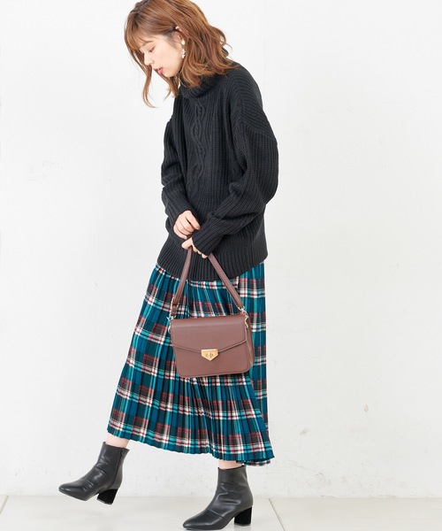 natural couture(ナチュラルクチュール)の「ケーブル編みタートル(ニット/セーター・レディース・ブラック/ベージュ/パープル/オフホワイト/グリーン/ボルドー・FREE)」の10枚目の写真