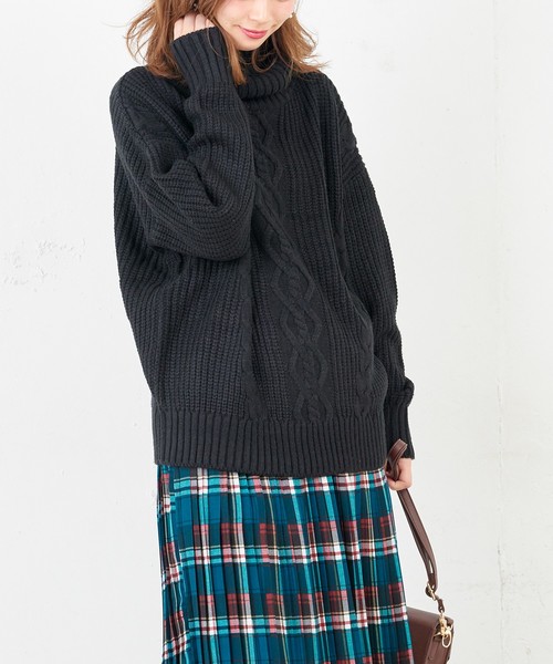 natural couture(ナチュラルクチュール)の「ケーブル編みタートル(ニット/セーター・レディース・ブラック/ベージュ/パープル/オフホワイト/グリーン/ボルドー・FREE)」の12枚目の写真