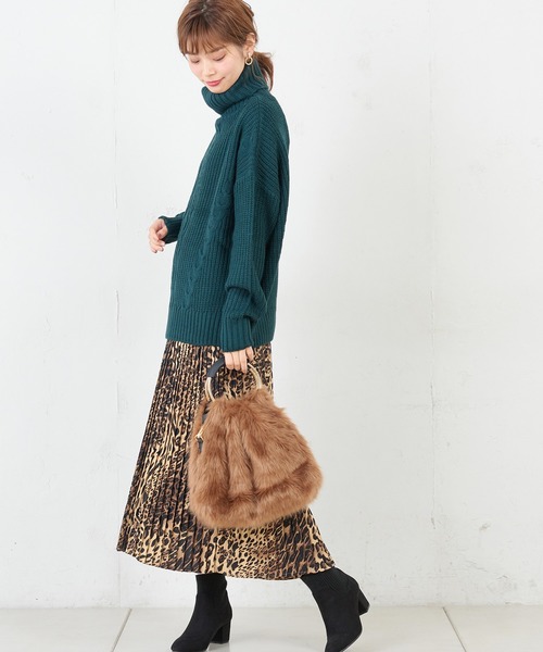 natural couture(ナチュラルクチュール)の「ケーブル編みタートル(ニット/セーター・レディース・ブラック/ベージュ/パープル/オフホワイト/グリーン/ボルドー・FREE)」の16枚目の写真