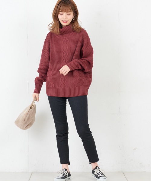 natural couture(ナチュラルクチュール)の「ケーブル編みタートル(ニット/セーター・レディース・ブラック/ベージュ/パープル/オフホワイト/グリーン/ボルドー・FREE)」の22枚目の写真