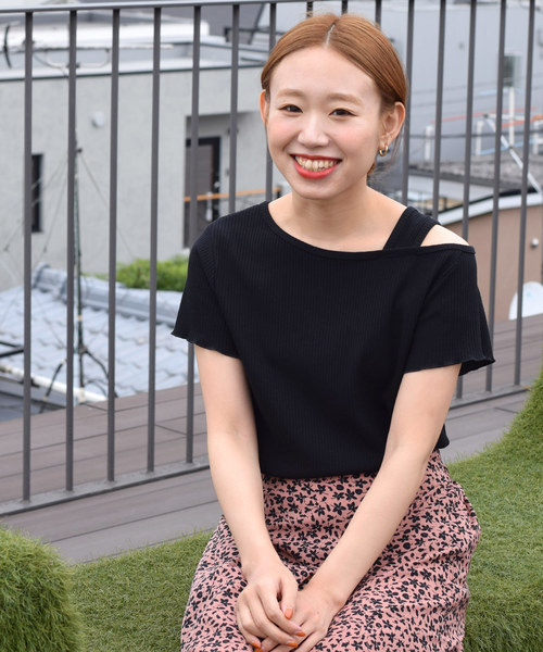 w closet(ダブルクローゼット)の「ワイドリブ半袖オフショルプルオーバー(Tシャツ/カットソー・レディース・モカ/ブラック系その他/グレー系その他/ライトベージュ・FREE)」の2枚目の写真