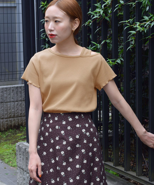 w closet(ダブルクローゼット)の「ワイドリブ半袖オフショルプルオーバー(Tシャツ/カットソー・レディース・モカ/ブラック系その他/グレー系その他/ライトベージュ・FREE)」の1枚目の写真