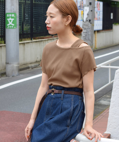 w closet(ダブルクローゼット)の「ワイドリブ半袖オフショルプルオーバー(Tシャツ/カットソー・レディース・モカ/ブラック系その他/グレー系その他/ライトベージュ・FREE)」の4枚目の写真