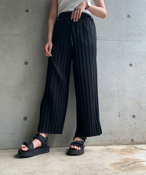 FUN.TRINITY（ファン トリニティー）の「フトプリーツパンツ（その他パンツ・レディース・ブラック/ベージュ/カーキ/ブルー/アイボリー・FREE）」の3枚目の写真