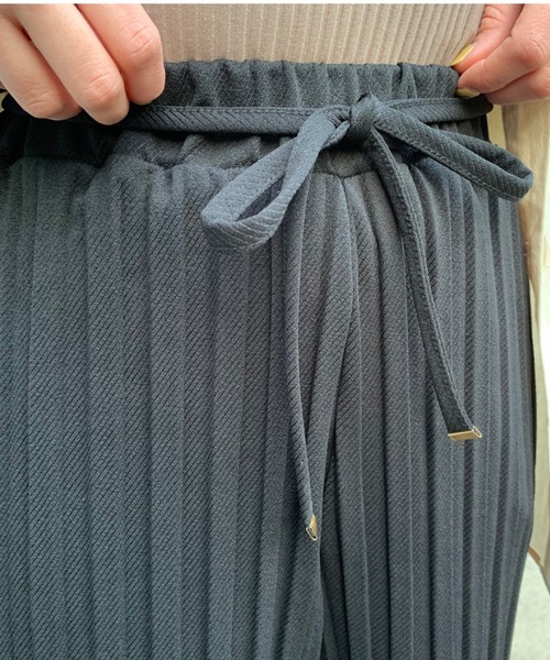 FUN.TRINITY（ファン トリニティー）の「フトプリーツパンツ（その他パンツ・レディース・ブラック/ベージュ/カーキ/ブルー/アイボリー・FREE）」の6枚目の写真