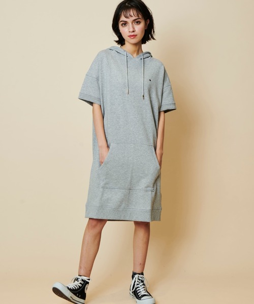 TOMMY HILFIGER（トミーヒルフィガー）の「ワンポイントロゴフーデッドワンピース（ワンピース・レディース・ホワイト/グレー/グレー系その他・SMALL/MEDIUM/X-SMALL）」の3枚目の写真