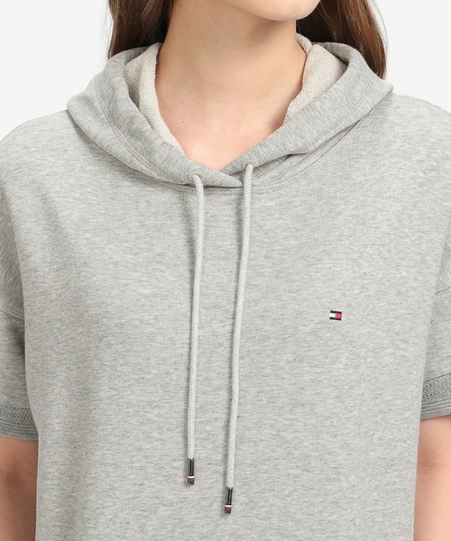 TOMMY HILFIGER（トミーヒルフィガー）の「ワンポイントロゴフーデッドワンピース（ワンピース・レディース・ホワイト/グレー/グレー系その他・SMALL/MEDIUM/X-SMALL）」の15枚目の写真